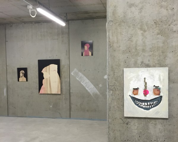 Ausstellungsansicht freitagssalon reloaded, 2016 – "Der Zirkus ist in der Stadt" von Lukasz Chrobog und Tafelreliefs von Annette Streyl aus der Serie "Museum für Arme" im Hintergrund