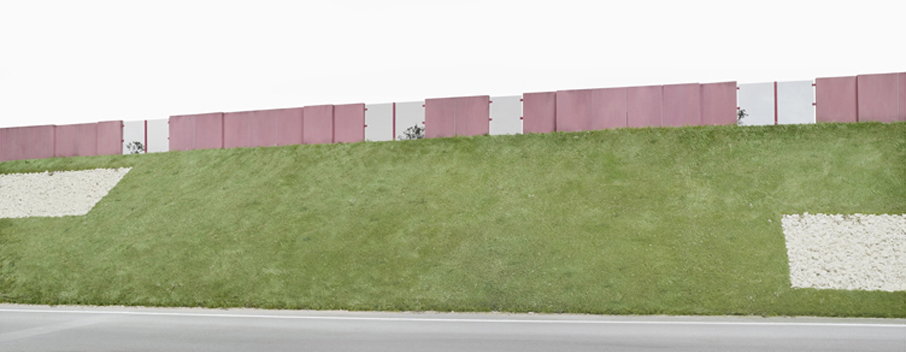 Oliver Boberg: Lärmschutzwall, 2012, 83,3x180cm, Lambdaprint