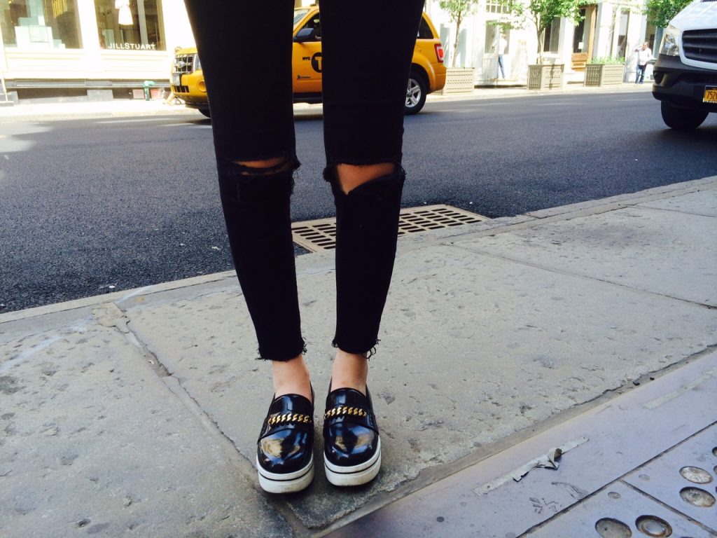 Ohne aufgeschlitzte Knie geht in New York gerade gar nichts. © Caro Jost.