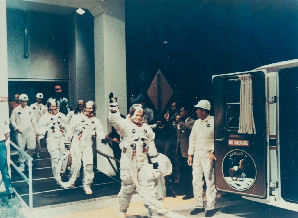 N.A.S.A. "Apollo 11: Crewmen leaving MSOB during prelaunch countdown", Schätzpreis: € 500 © NASA.