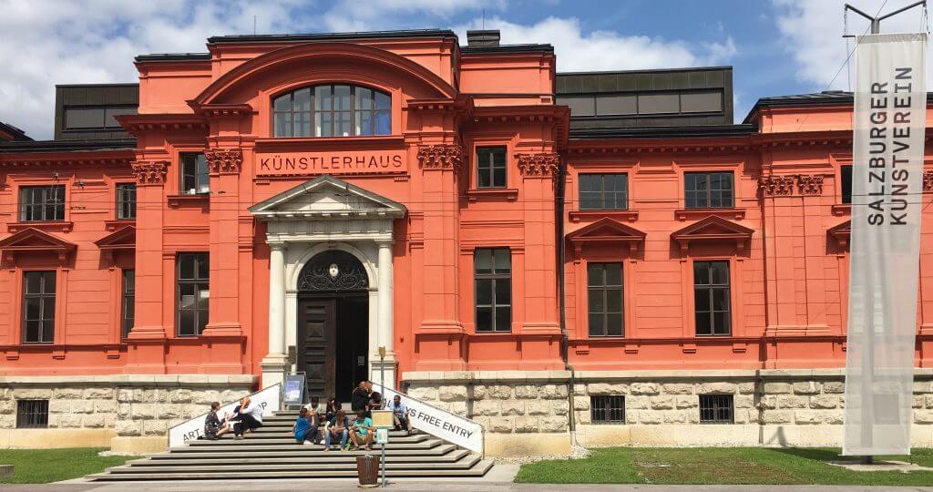 Salzburg, sonnig: Mittagspause der Tagungsteilnehmer vor dem Kunstverein