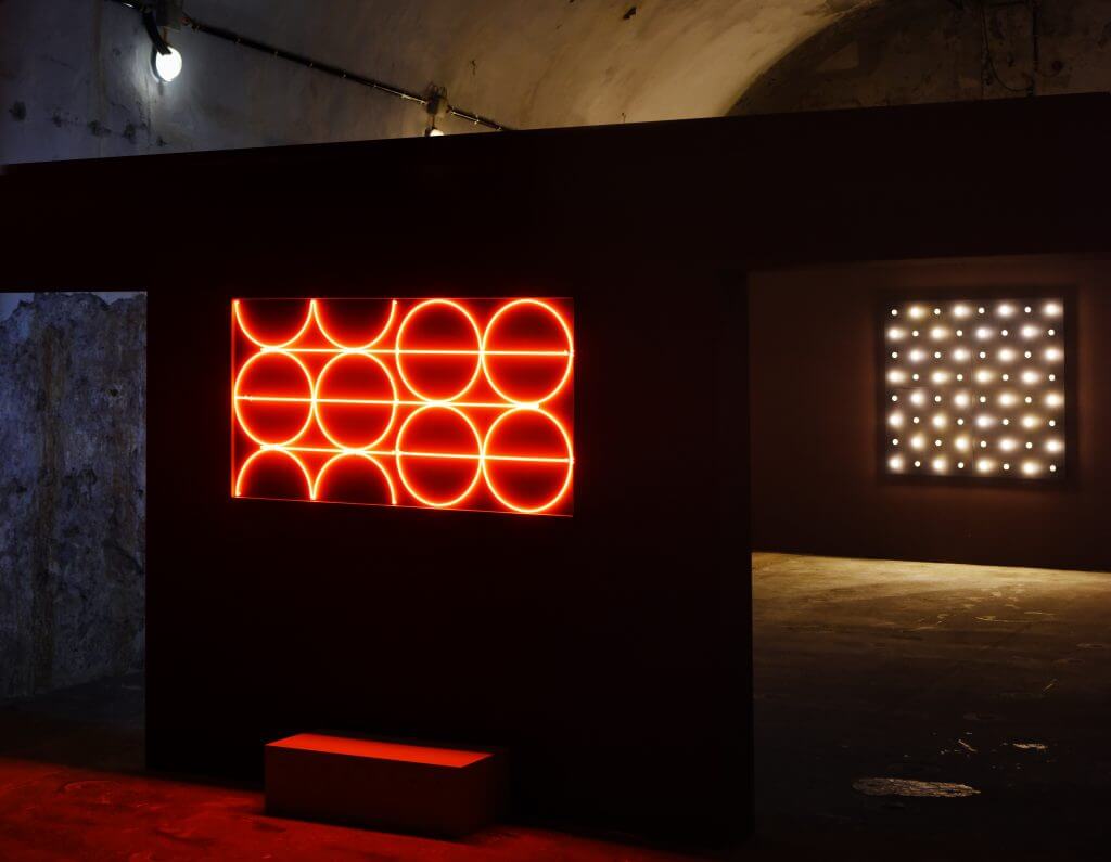 François Morellet: Néon abscon. Im Hintergrund: 64 lampes - Allumage avec 3 rythmes superposés  © Frank Vinken 