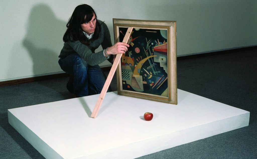 Braco Dimitrijević installing first Triptychos Post Historcus with Kandinsky at the Neue Nationalgalerie, Berlin 1976, Courtesy the artist and Daniel Marzona, Berlin.