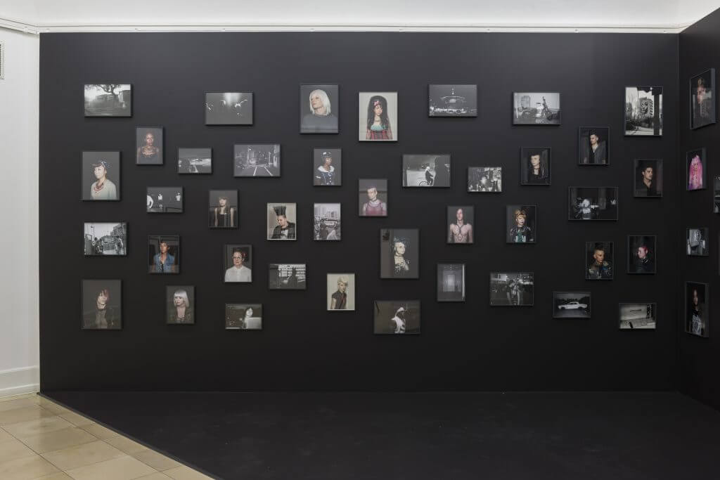 Oliver Sieber: 84 Arbeiten aus der Serie "Imaginary Club", 2005–2012, Installationsansicht (Ausschnitt) Kunsthalle Nürnberg 2016, Foto: Annette Kradisch