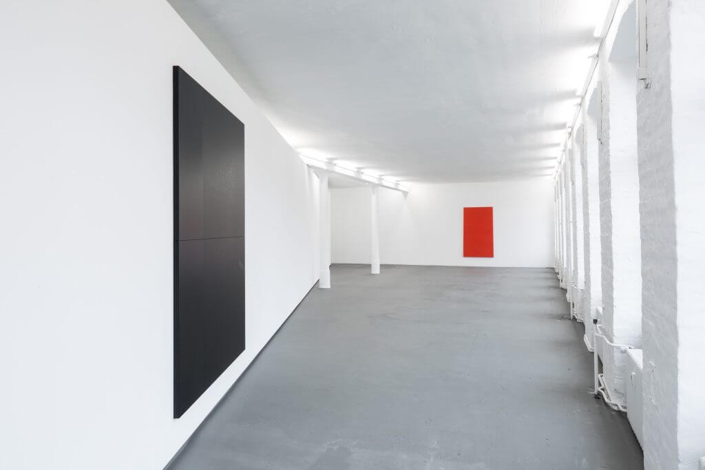 Adam Pendleton, Black Dada/Column (A), 2015, Courtesy der Künstler und Galerie Eva Presenhuber, Zürich ; Ian Wilson, Red Rectangle, 1966 (rekonstruiert  in 2008), Courtesy der Künstler und Jan Mot, Brussels; Installationsansicht KW Institute for Contemporary Art, 2017, Foto: Frank Sperling.