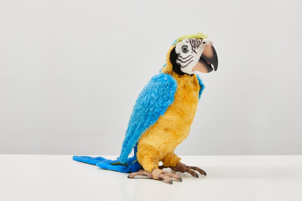 Gerrit Frohne-Brinkmann, Dirty Parrot , 2018,  verschiedene  Materialien, 38 x 13 x 31cm, Foto: Volker Renner