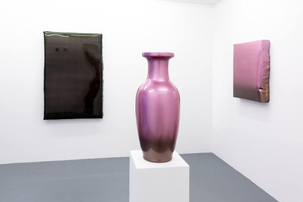 Zwei Lackbilder und eine Vase von Rene Wagner. 