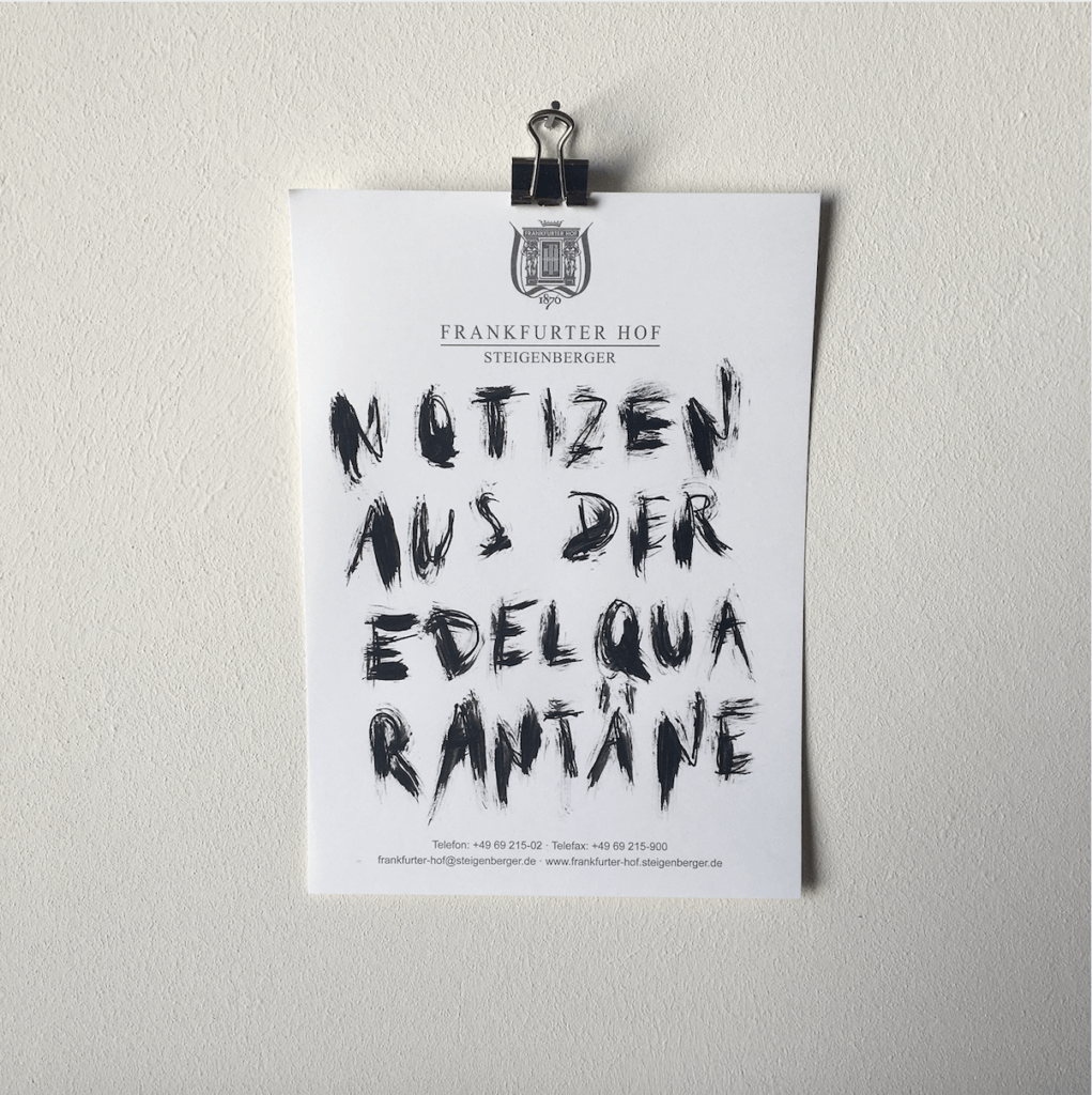 Eine Zeichnung aus der Reihe "Notizen aus der Edelquarantäne" von Künstler Nicholas Warburg. Auf einem Blatt vom Zettelblock des Hotels Frankfurter Hof steht geschrieben: "Notizen aus der Edelquarantäne".
