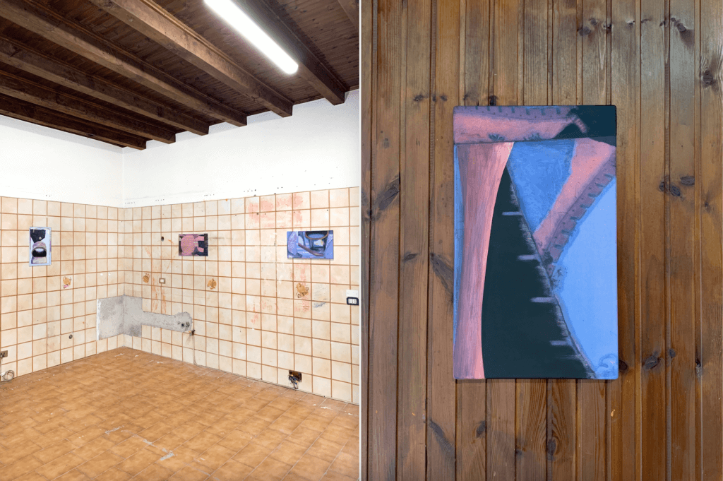 Links: Installationsansicht der Ausstellung "PrePost" des Künstlers Maximilian Arnold im Palazzo Monti.Rechts: Malerei des Künstlers Maximilian Arnold.