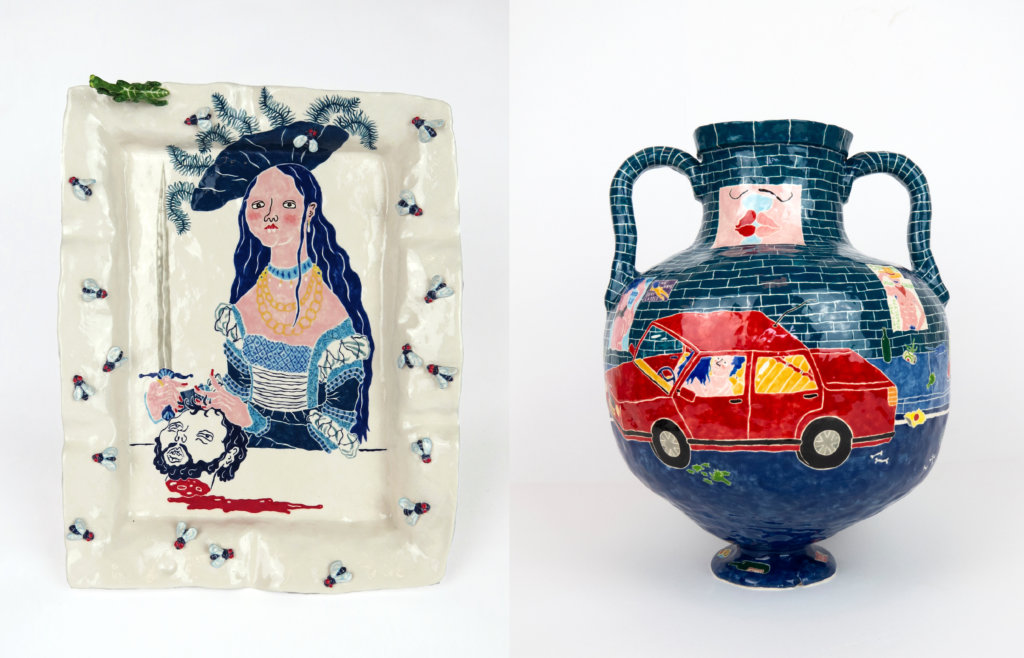 Links "Judith mit dem Kopf des Holofernes" Aschenbecher. Rechts eine Abbildung einer dunkelblauen Vase mit rotem Auto der Künstlerin Katy Stubbs.
