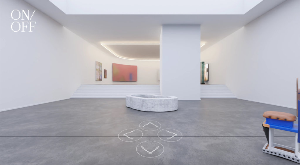 Zu sehen ist eine Online-Ausstellung der ON/OFF Gallery. Ein großer Raum mit zwei Ebenen, im Hintergrund vor allem Malerei in Pastelltönen, im Fordergrund zwei Skulpturen.