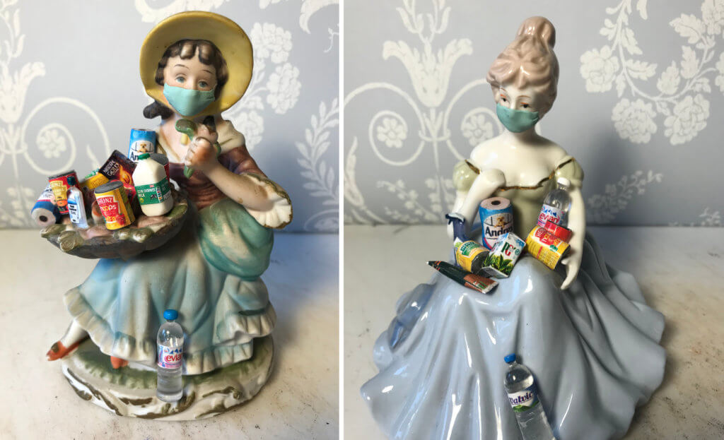 Zwei Porzellanfiguren der Künstlerin Lucy Bryant. Beide tragen Einkäufe und Masken.