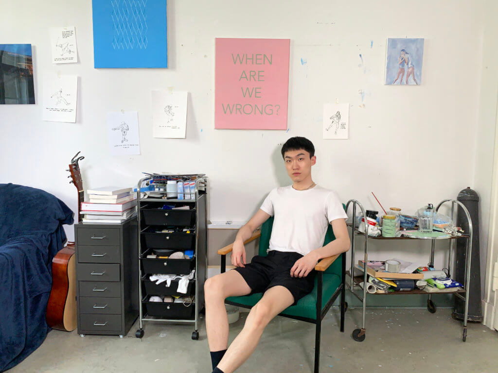 Der Künstler Isaac Chong Wai sitzt in seinem Studio in Berlin.
