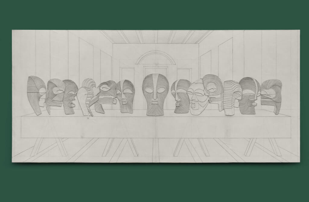 Eine Bleistiftarbeit von Michael Sayles hängt an einer grünen Wand. Die Arbeit zeigt die Szene des Abendmahls. Anstelle der Jünger sind jedoch afrikanische Masken zu sehen.