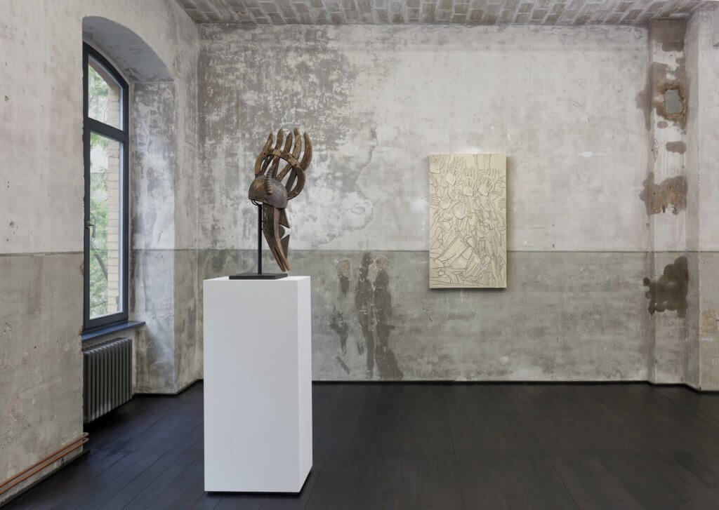 Ausstellungsansicht in der Galerie xavierlaboulbenne. Zu sehen sind eine Skulptur und eine Malerei des Künstlers Michael Sayles. 