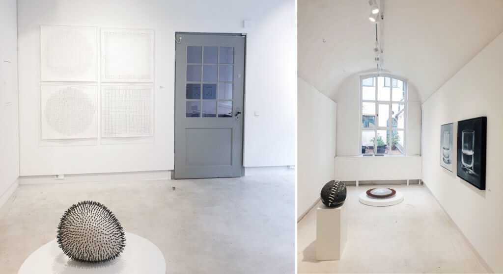 Links: Raum mit Tür rechts und Arbeiten von Michael Kos. Rechts: Raum mit Tür rechts und Arbeiten von Michael Kos.
