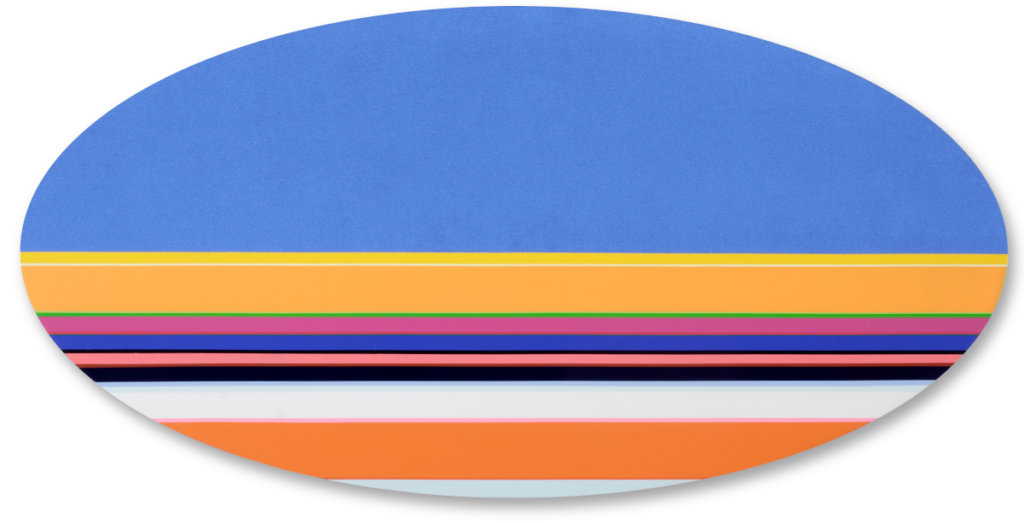 abstraktes Gemälde auf ovalem Bildträger. In der oberen Hälfte himmelblau, in der uneteren Hälfe farbige, horizontale Streifen.