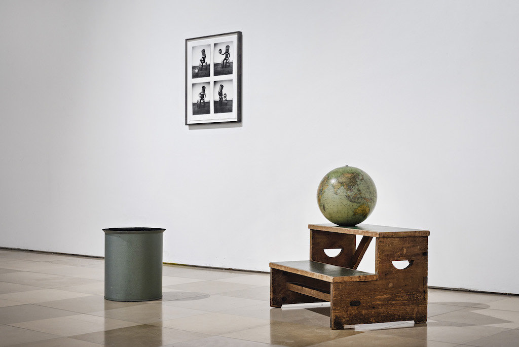 Installation von Leonie Felle mit Globus, Podest und Mülleimer