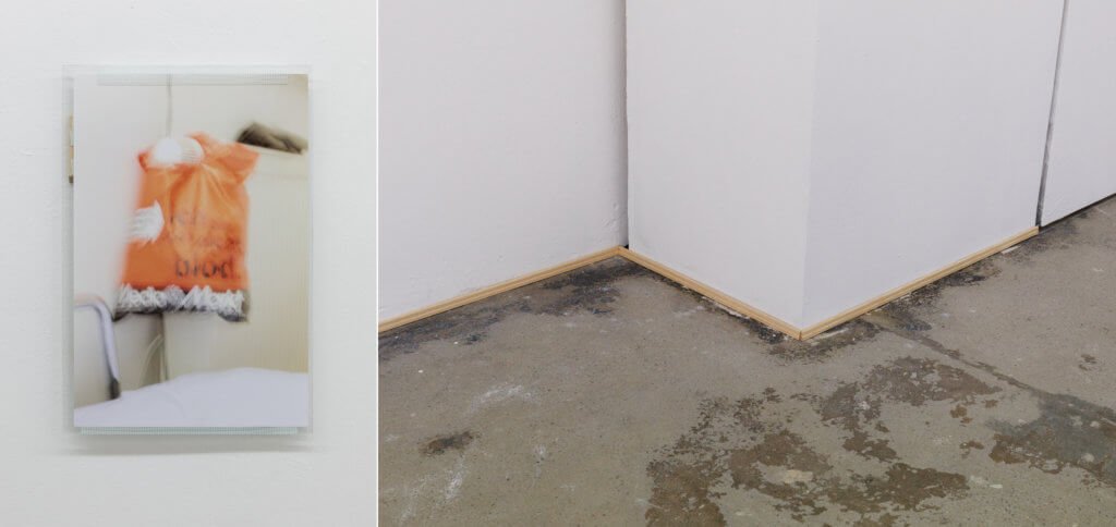 Links: Fotografie von Niklas Taleb zeigt eine verschwommene Mediamarkt-Tüte. Rechts: der Boden der Galerie Lucas Hirsch, es ist eine Fußleiste provisorisch angebracht.