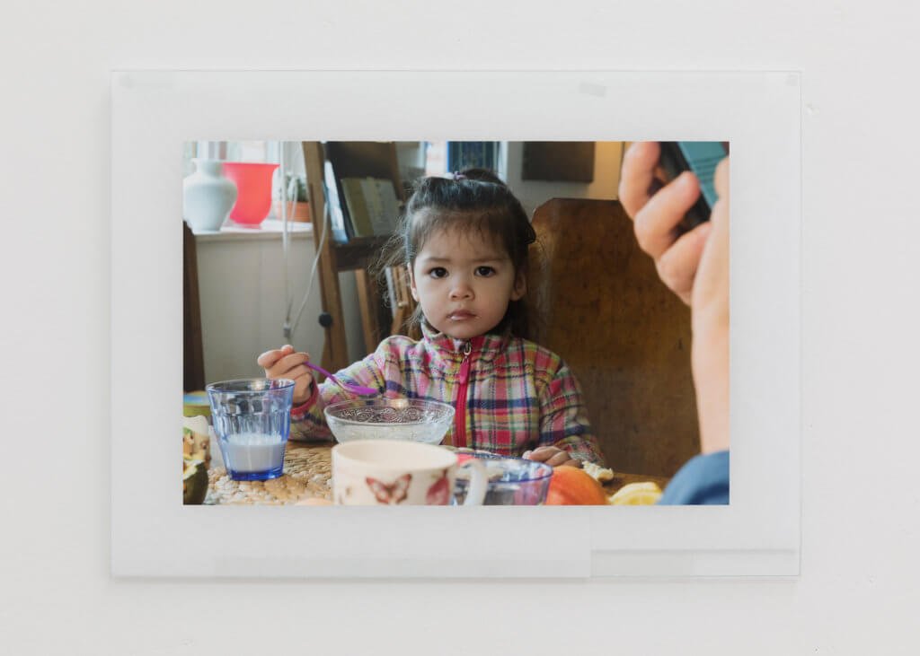 Fotografie von Niklas Taleb zeigt ein kleines Mädchen beim Essen.