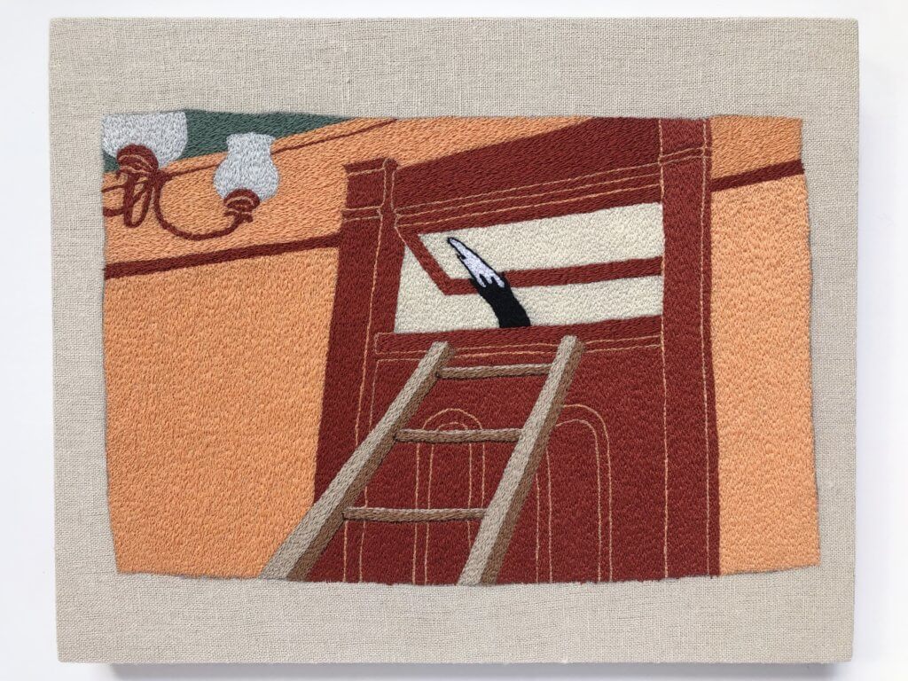 Stickerei von Peter Frederiksen zeigt eine Tür, an die eine Leiter gelehnt ist. Eine Katze entwischt soeben durch das gekippte Fenster der Tür.