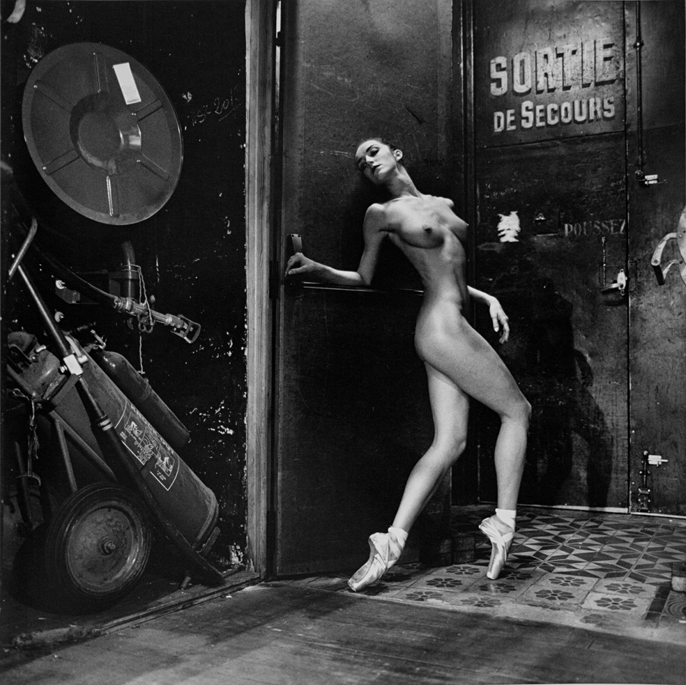 Eine nackt Ballettänzerin fotografiert von Helmut Newton in Schwarz-Weiss.