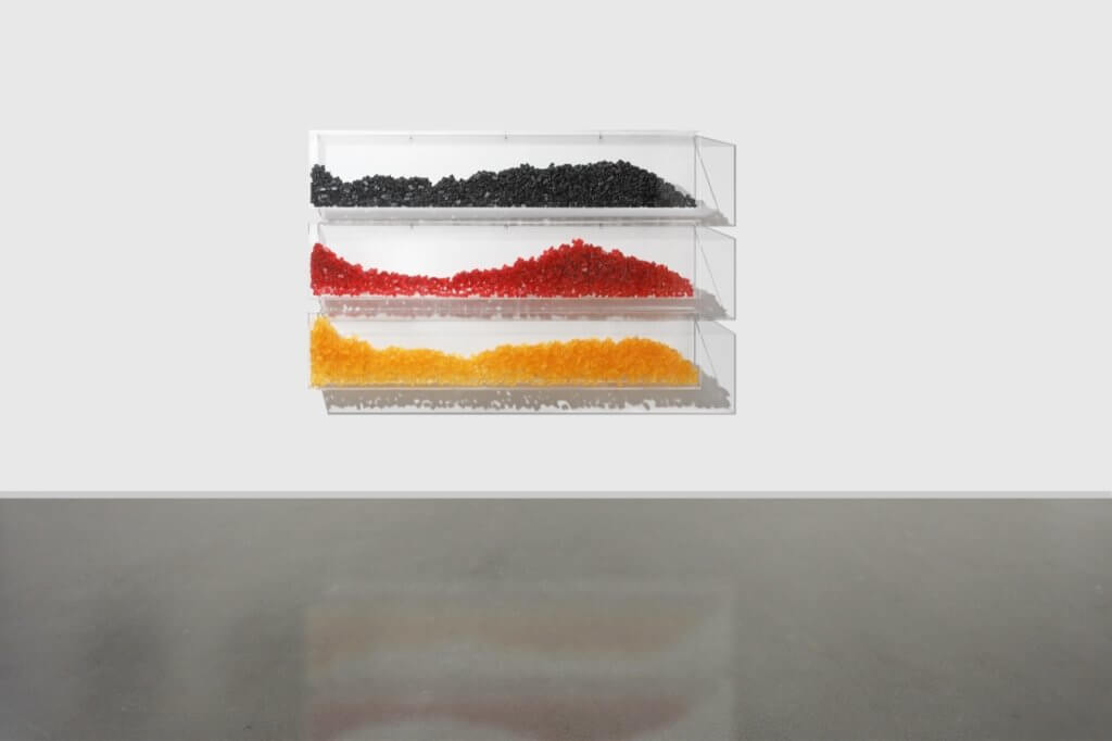 Penny Monogiou: „Schwarz, Rot, Gold“, Plexiglas, Gummibärchen, 160 x 106 x 15 cm, 2020 © Evelyn Drewes Galerie.
