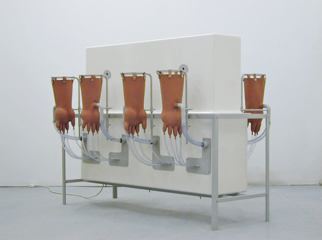 Installation ANGORA von Gunter Unterbuttre. Weiße Maschine mit vier Händen.
