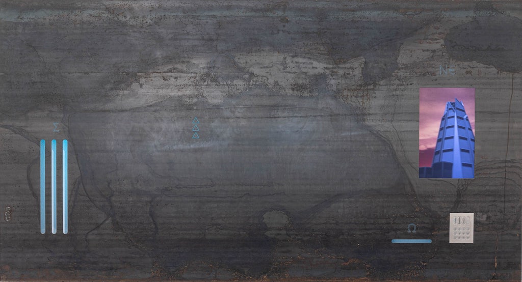 Zu sehen ist die Arbeit "Cryptic Machine Prototype A" von Niko Abramidis &NE. Man sieht eine graue Leinwand mit links drei blauen Schlitzen und rechts ein Screen.