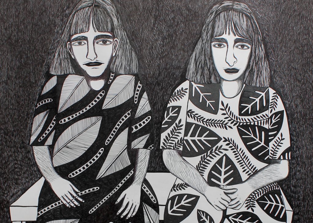 Man sieht die schwarz-weiß-Zeichnung von zwei Frauen in gemusterten Kleidern, die nebeneinander sitzen