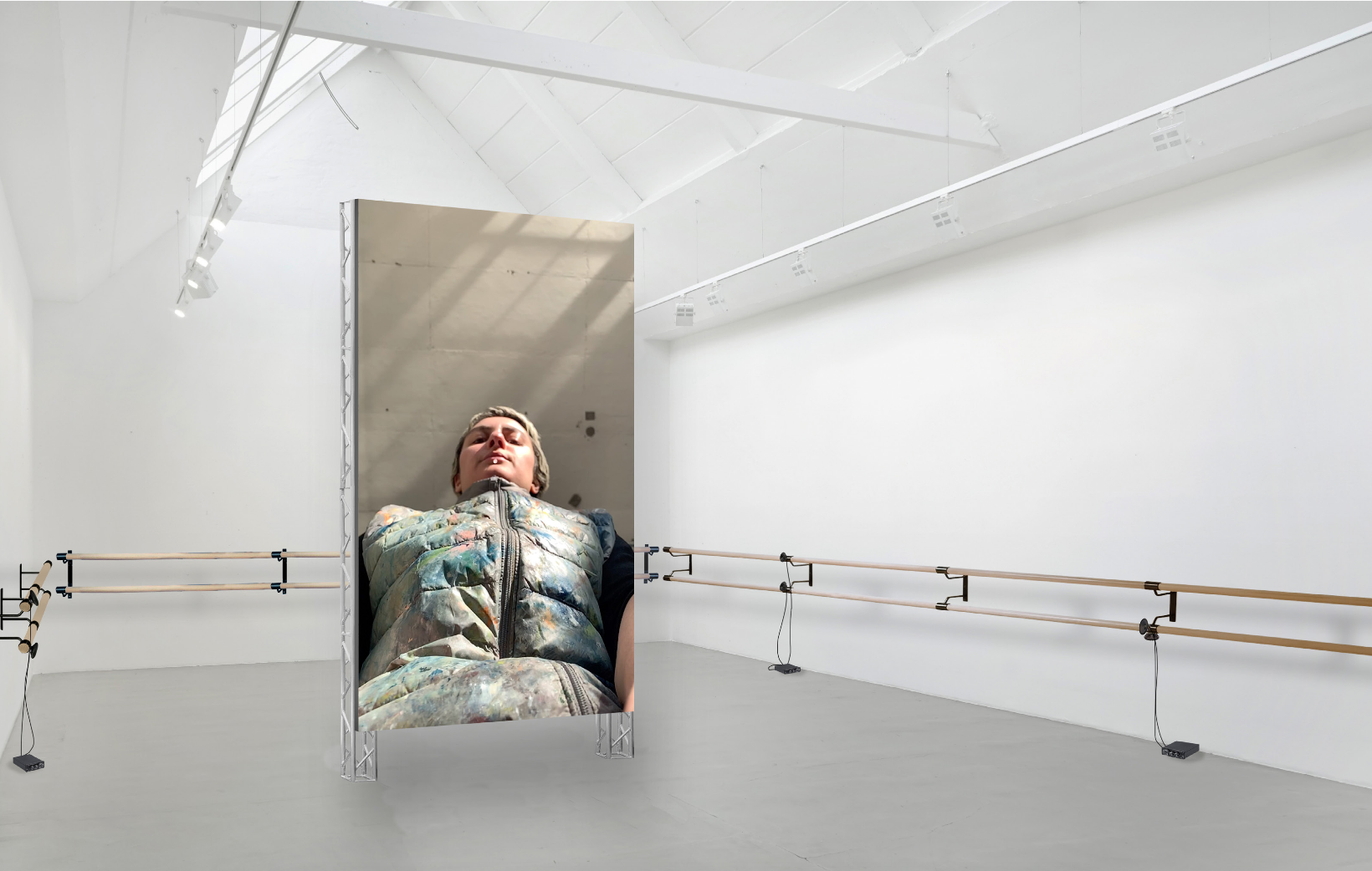 Auf einem hochformatigen Screen ist die Künstlerin Anna K. E. aus der Selfie-Perspektive zu sehen. Der Screen steht im White Cube der Galerie Barbara Thumm.