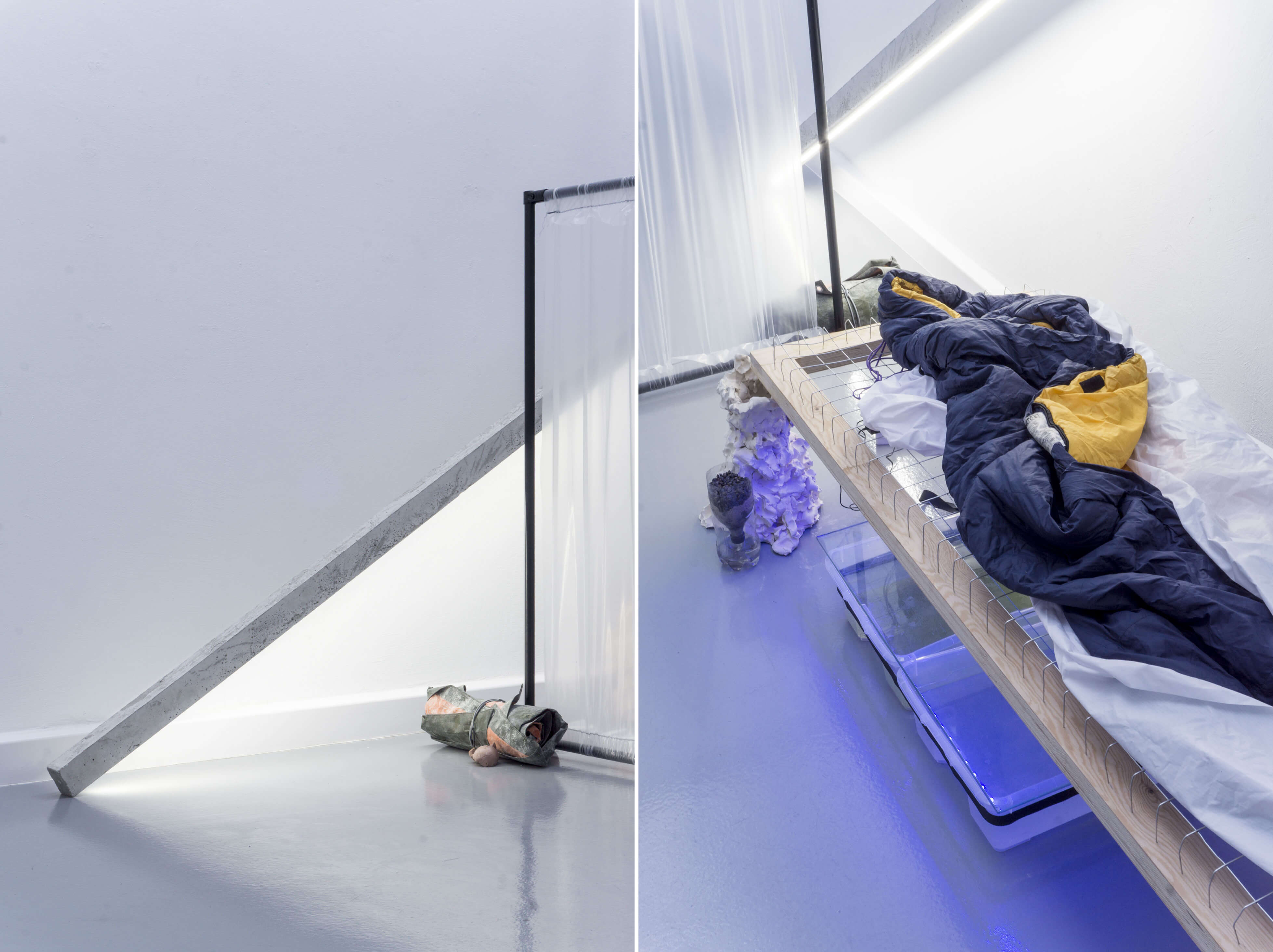 Installationsansichten Alexander Poliček. Links Metall, rechts ein Schlafsack.