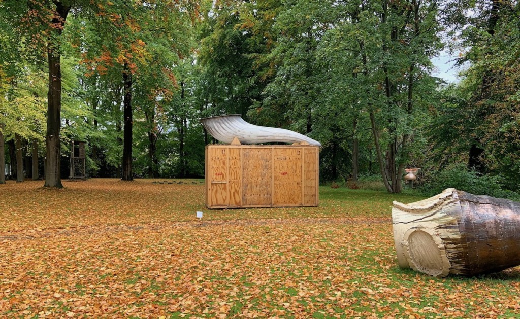 Ansicht von "Kista del Sol" im Skulpturenpark der Gerisch-Stiftung: Kiste mit großem Stierhorn obenauf