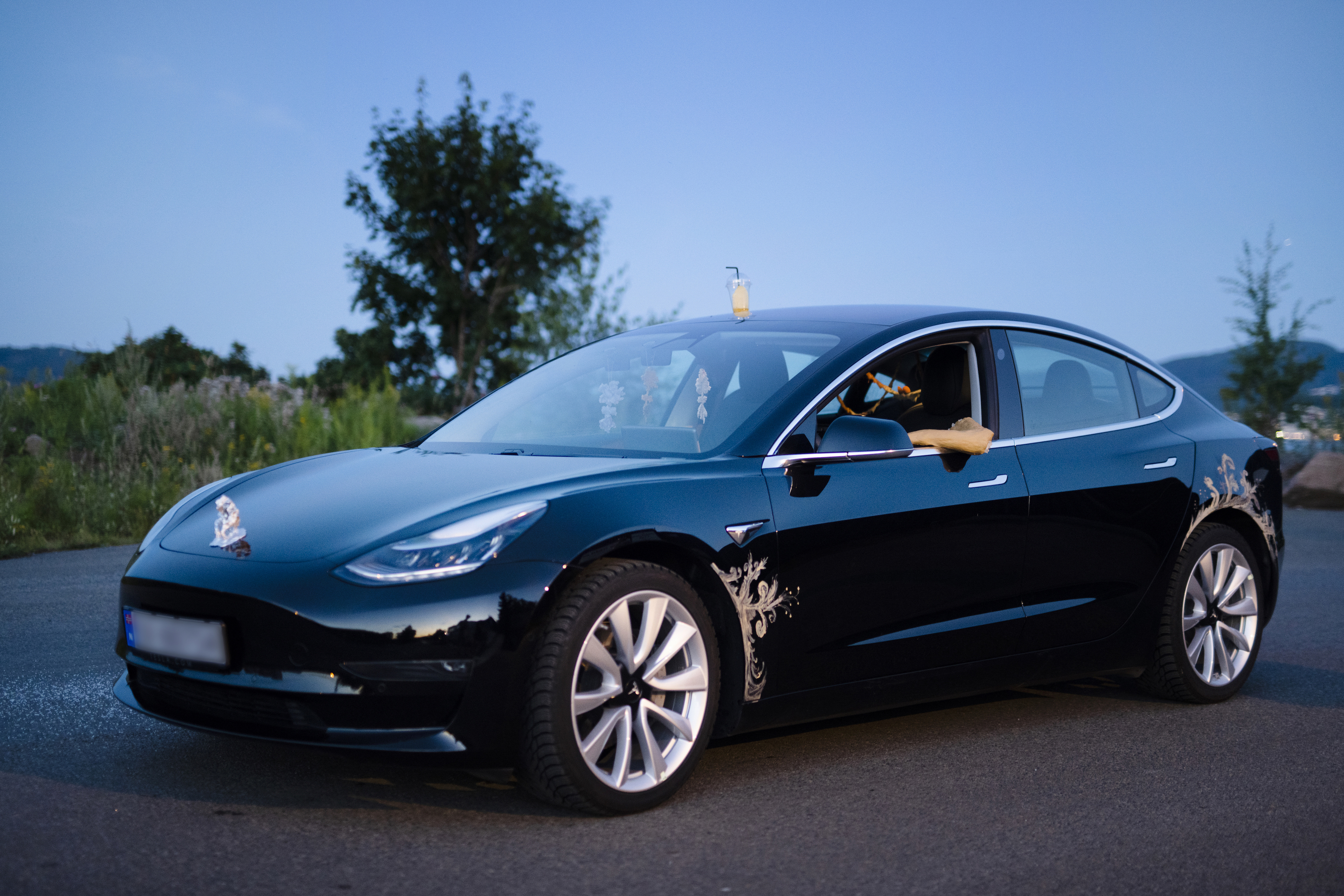 Ein Tesla wird bei "Incubation Highway" zum Ausstellungsraum.
