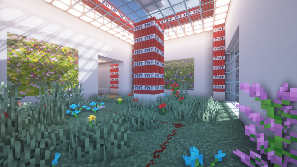 Ausstellungsansicht in Minecraft. Ein Raum ist von Pflanzen bewachsen, es stapeln sich Blöcke TNT.