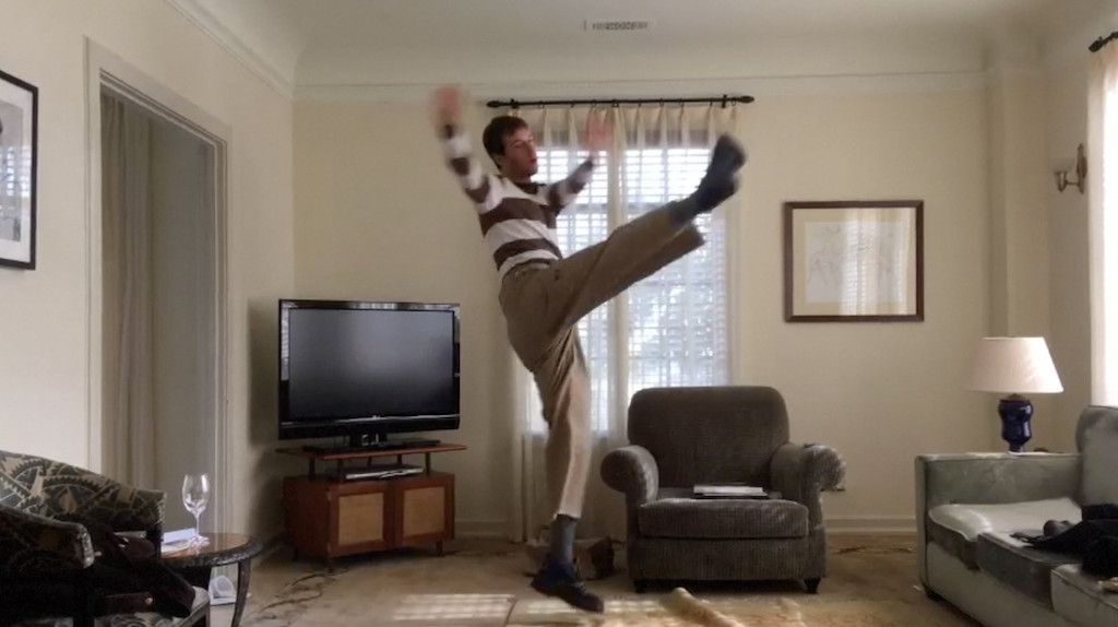 Film still von Matt Hilvers Video Decadance zeigt den Künstler tanzend in seinem Wohnraum bzw. Arbeitsraum