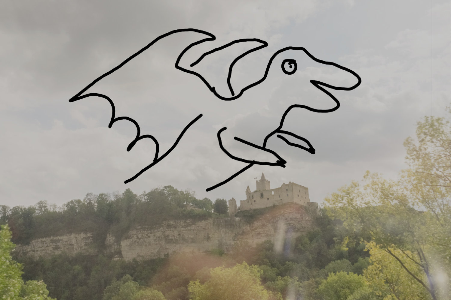 Eine Drachenzeichnung von Sebastian Jung auf einem Handyfoto, das eine Burg auf einem Hügel zeigt.