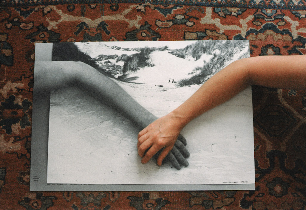Ontologischer Sprung von VALIE EXPORT ist eine konzeptuelle Fotografie und zeigt ihre Hände oder Füße.