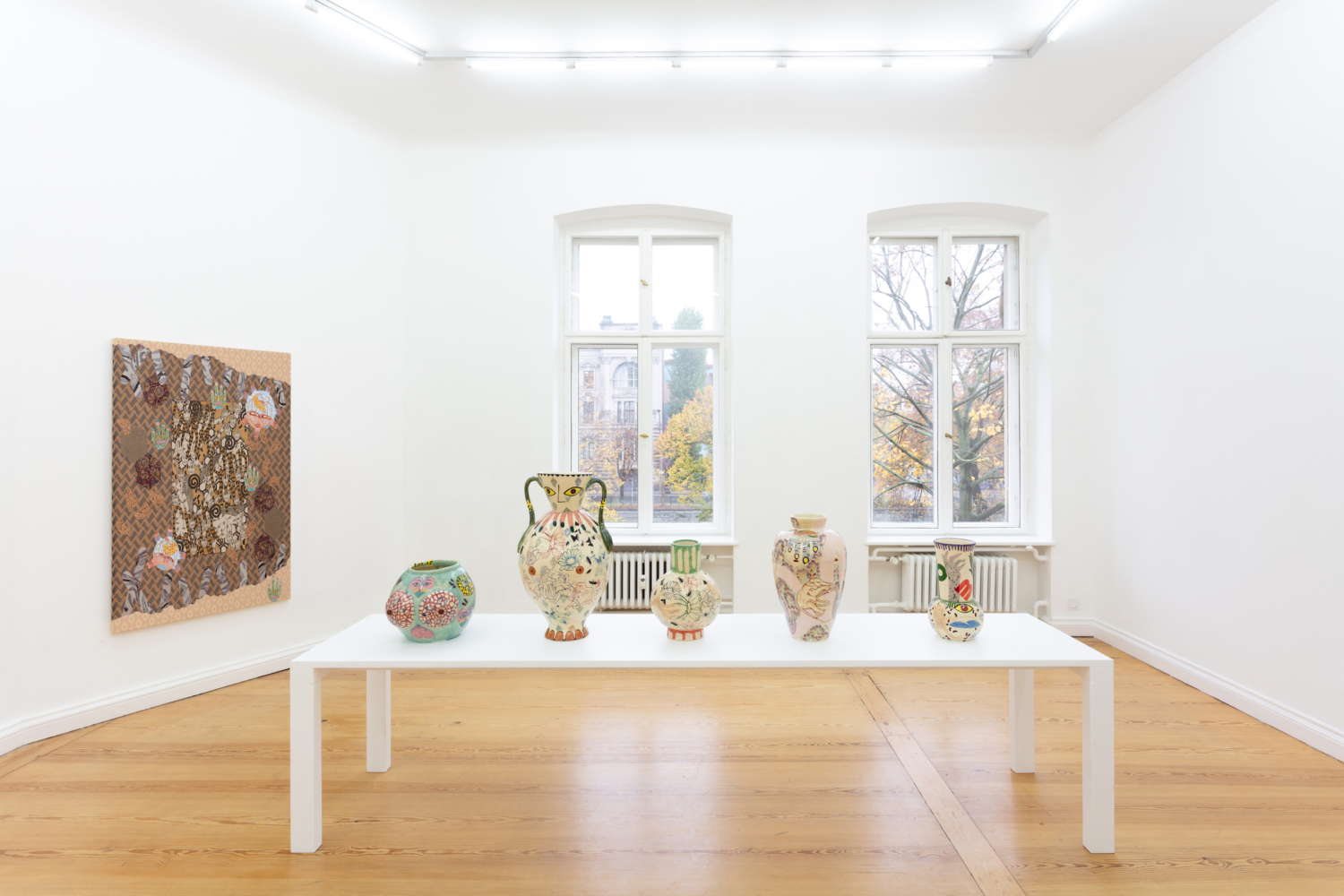 Ausstellungsansicht bei PSM, zu sehen sind Keramikvasen von Nadira Husain.