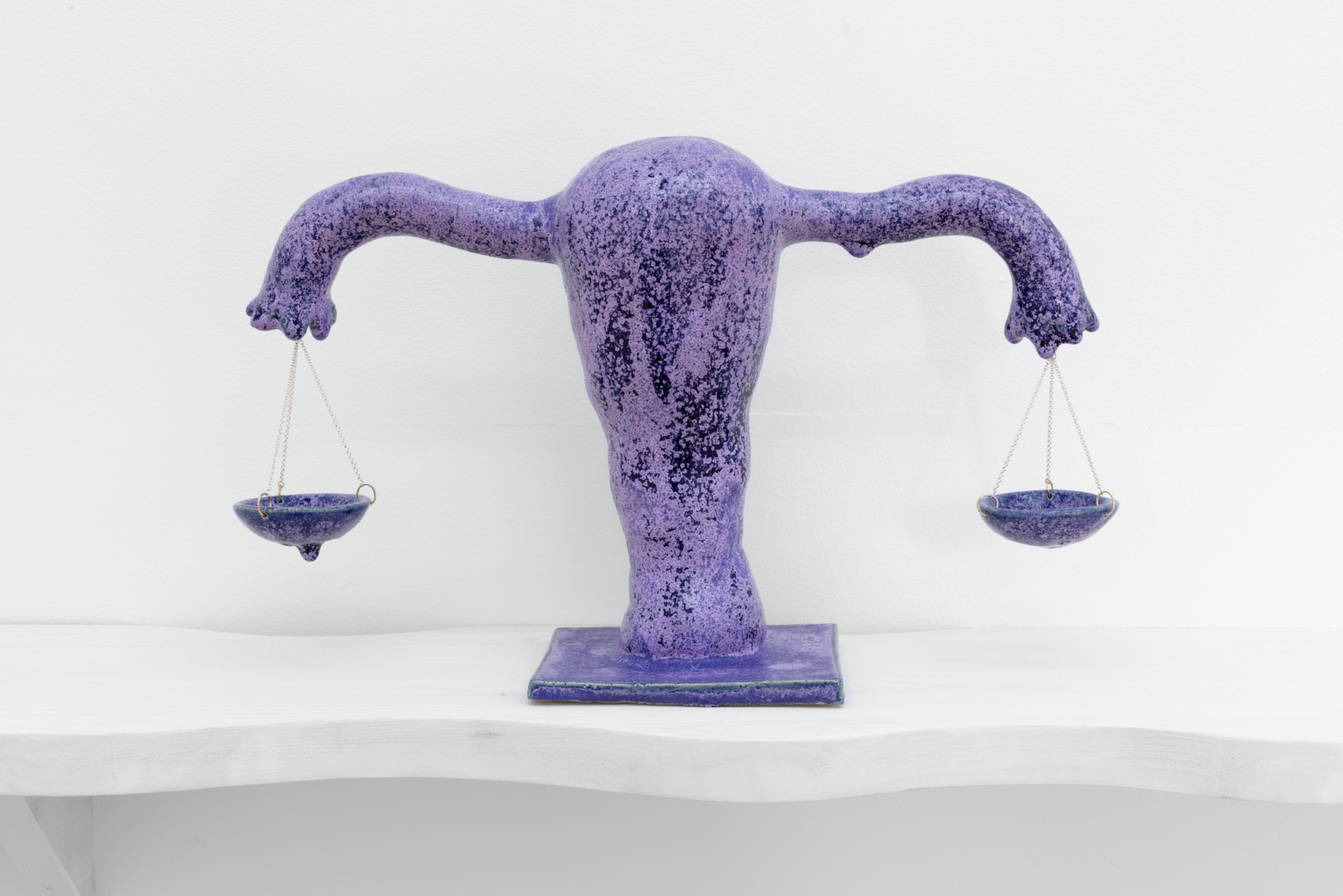 Keramik-Uterus zur Justitia stilisiert von Zoë Claire Miller.