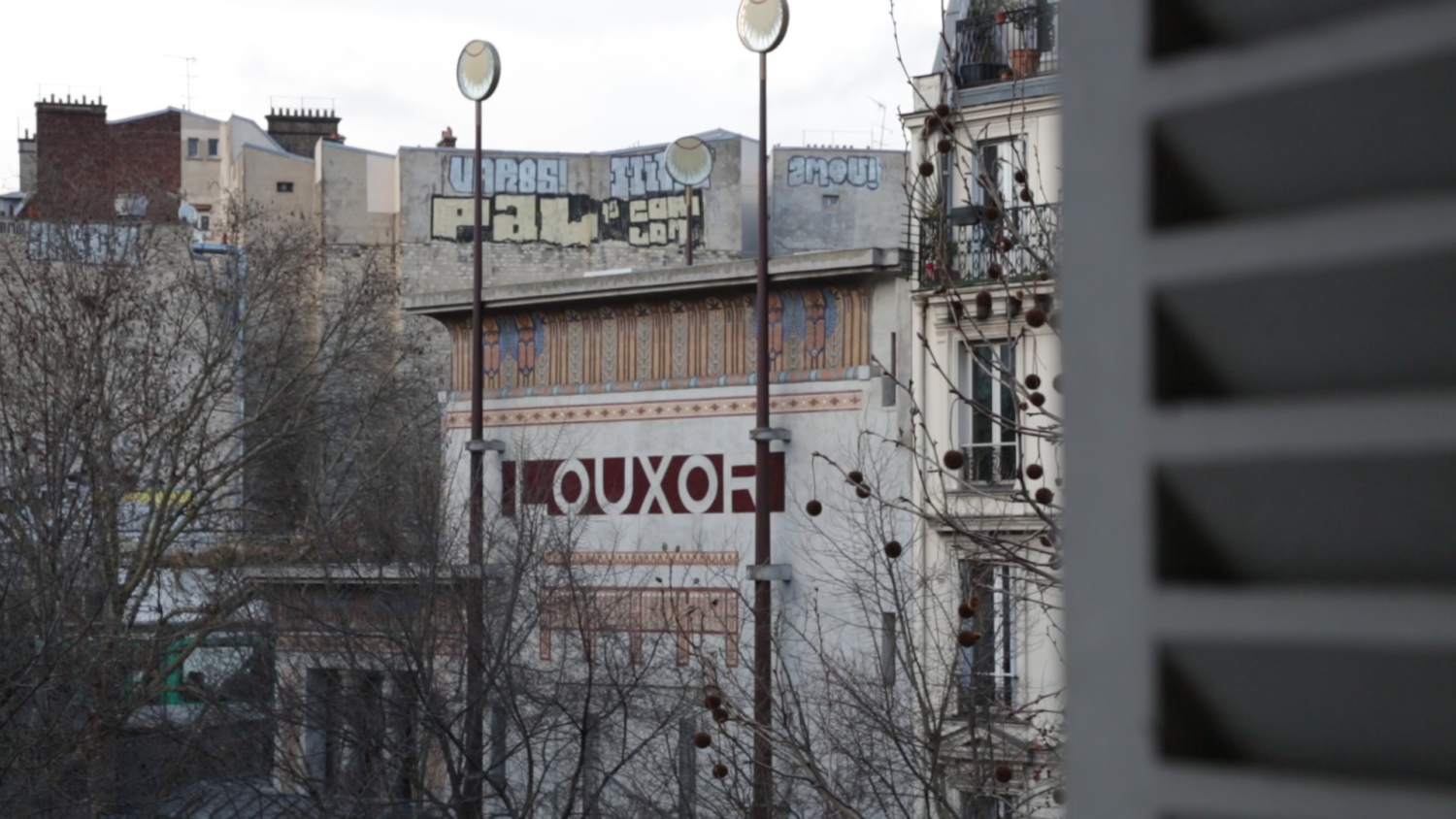Videoarbeit von Julian Volz, Gebäude mit "Mithly" Graffiti.