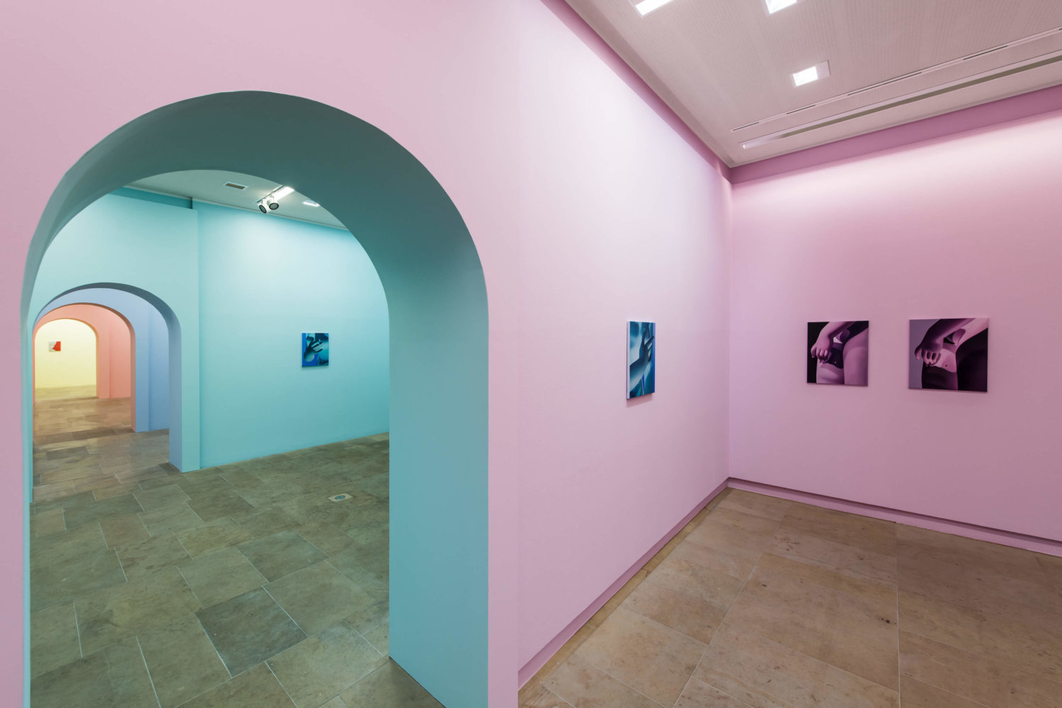 Malerei von Vivian Greven im Kunstpalais Erlangen auf türkisfarbener sowie auf rosafarbener Wand.