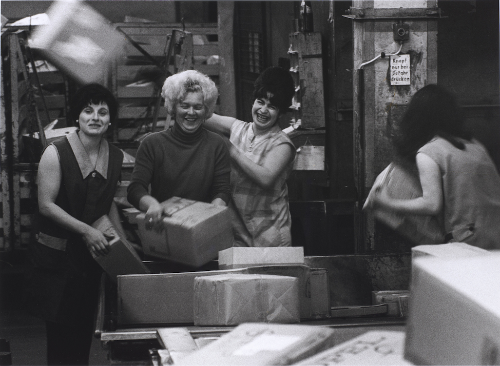 Fotografie von Barbara Klemm zeigt Postarbeiterinnen in den 1970er-Jahren