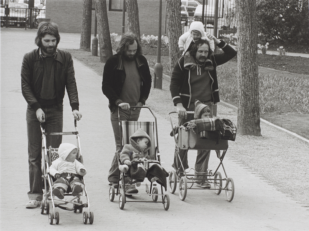 Fotografie von Barbara Klemm mit drei Männern mit Kinderwagen aus den 1970er Jahren