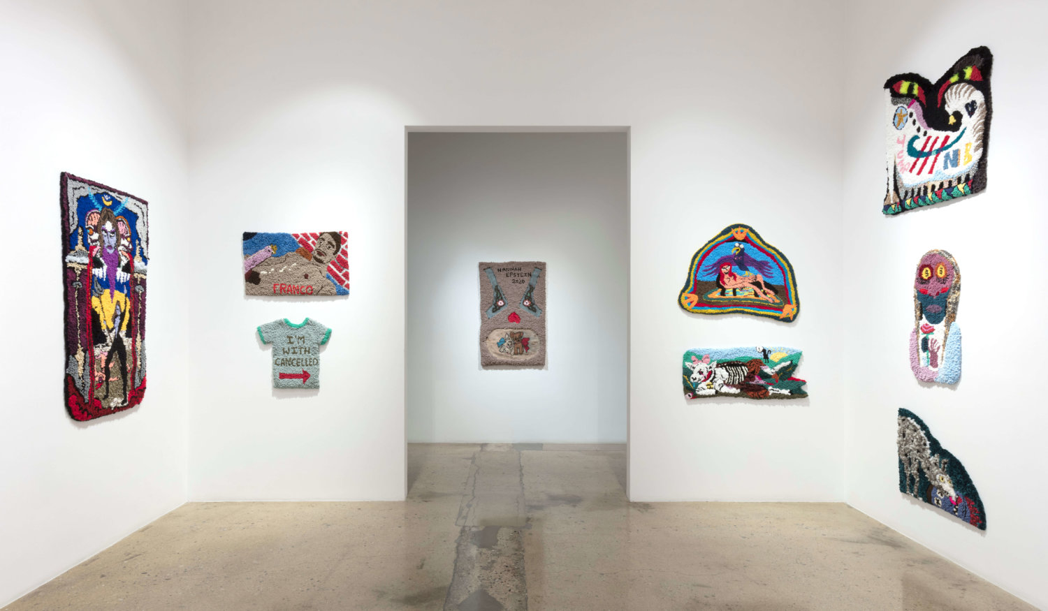 Viele bunte Wandteppiche von Hannah Epstein in der Galerie Steve Turner in Los Angeles.