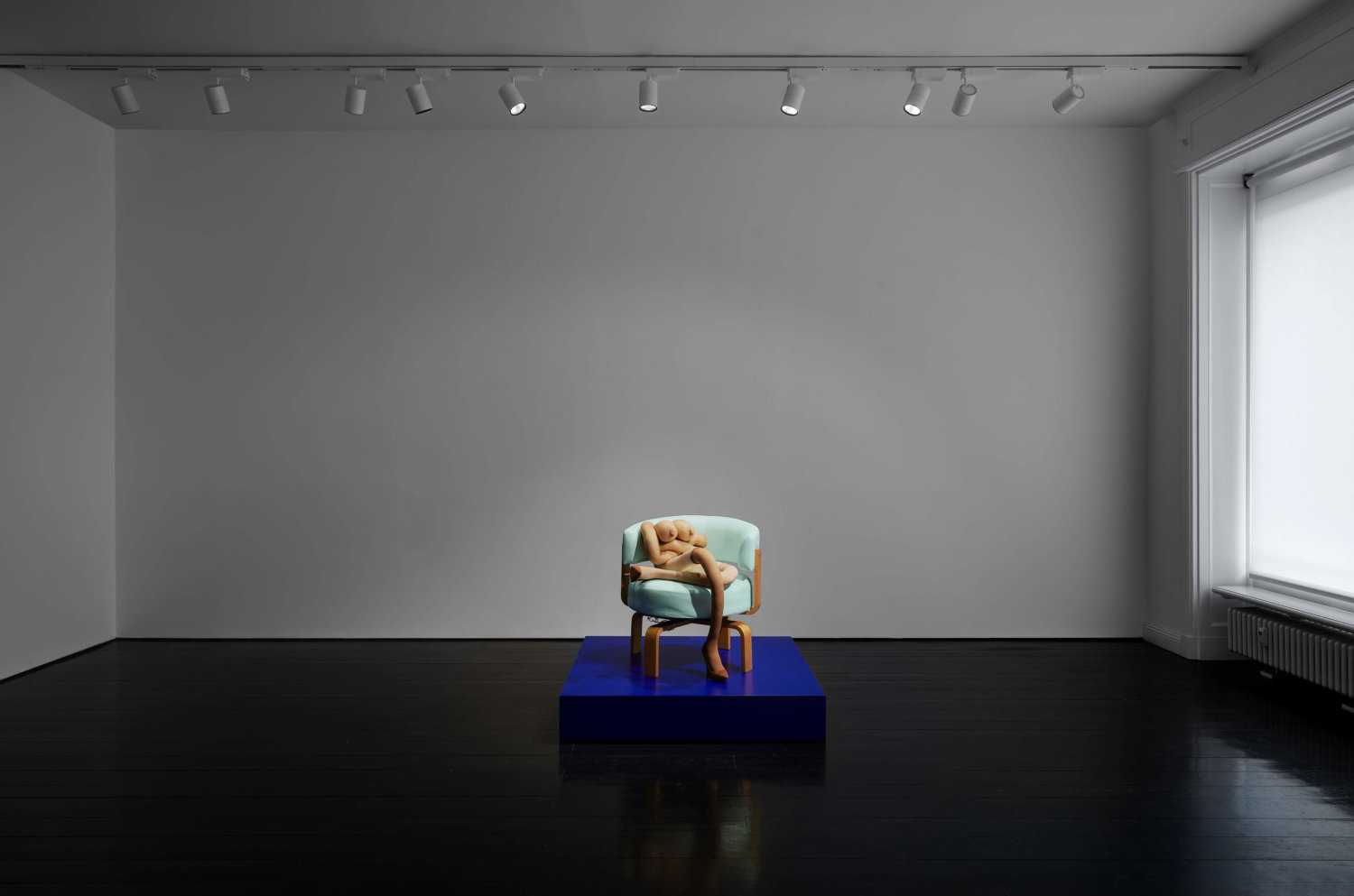 Eine Stuhl-Skulptur von Sarah Lucas.