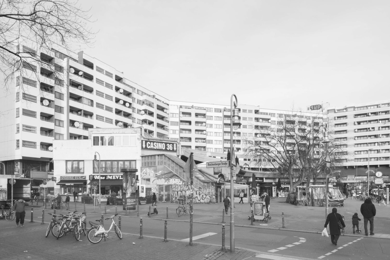 Eine Schwarz-Weiß-Fotografie vom Kottbusser Tor in Berlin, Architekturansicht eines Wohnkomplexes aus den 80er Jahren unmittelbar an der U-Bahn-Station Kottbusser Tor