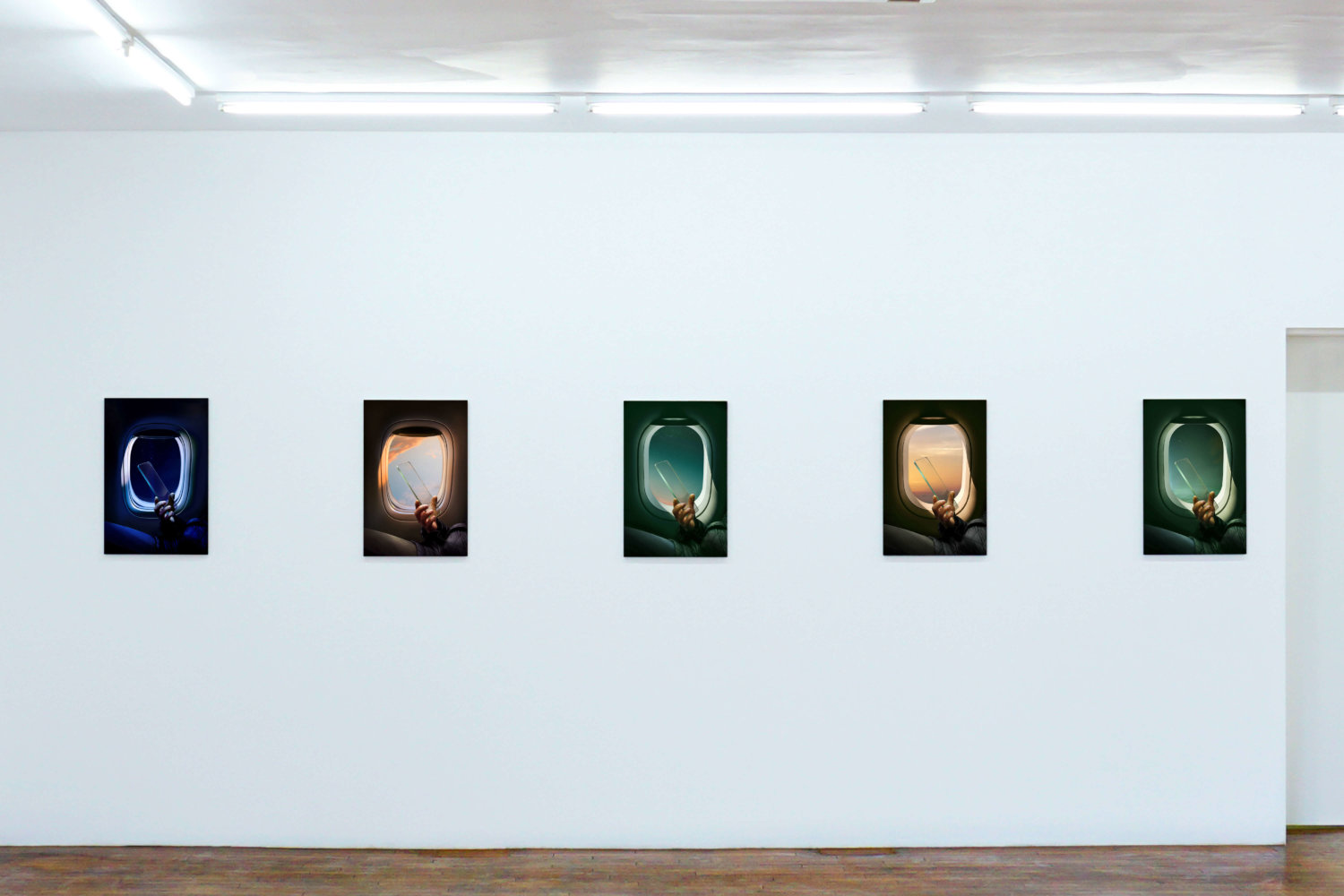 Mehrere Arbeiten aus der Reihe "GlassPhone" hängen in der Leipziger Galerie Gebr. Lehmann.