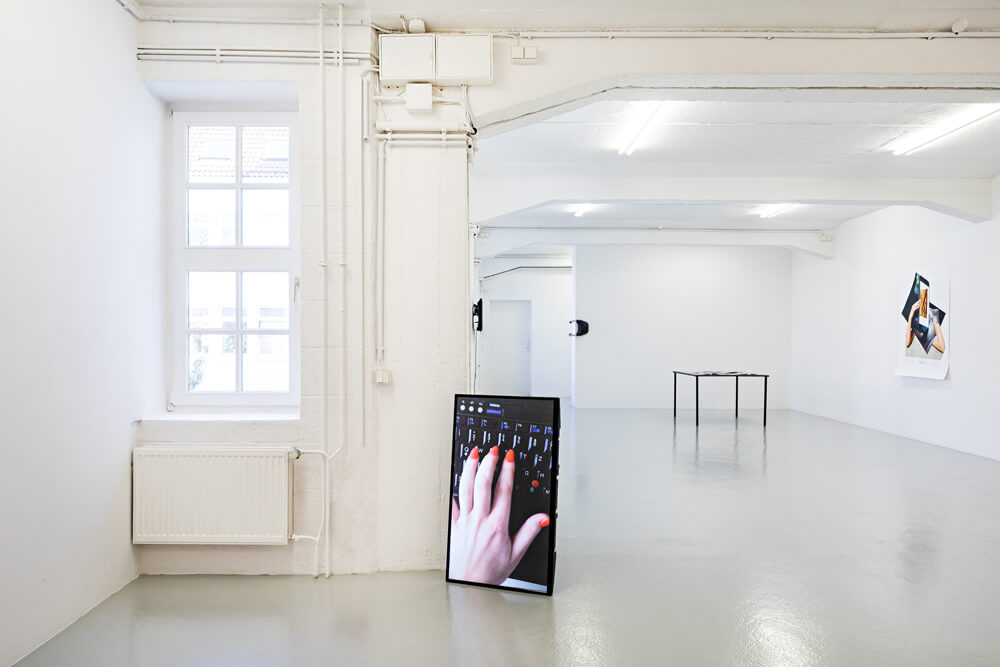 Ausstellungsansicht im Paula Modersohn-Becker Museum in Bremen der Ausstellung "Berührend", zu sehen ist die Videoarbeit "Soft Nails" von Nadja Buttendorf, rote, weiche Fingernägel, die über eine Tastatur streichen