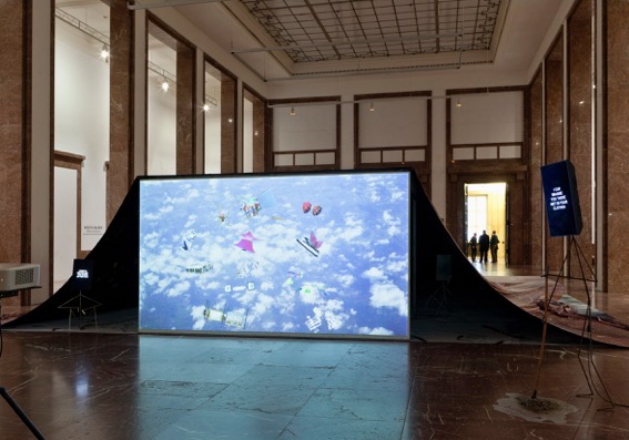 Laure Prouvost, We would be floating away from the dirty past, Installationsansicht Haus der Kunst, 2015